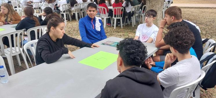 Olga Carnicer Castaño, investigadora de LEVANBENTOX, en la cuarta edición de ECO-STEM GIRLS con estudiantes.