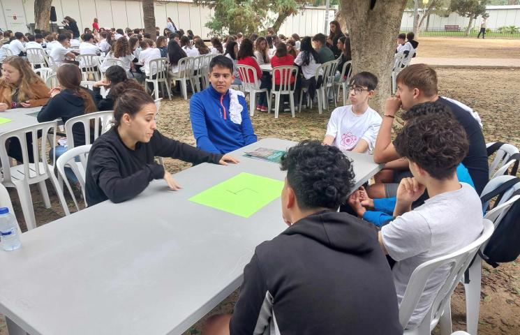 Olga Carnicer Castaño, investigadora de LEVANBENTOX, en la cuarta edición de ECO-STEM GIRLS con estudiantes.